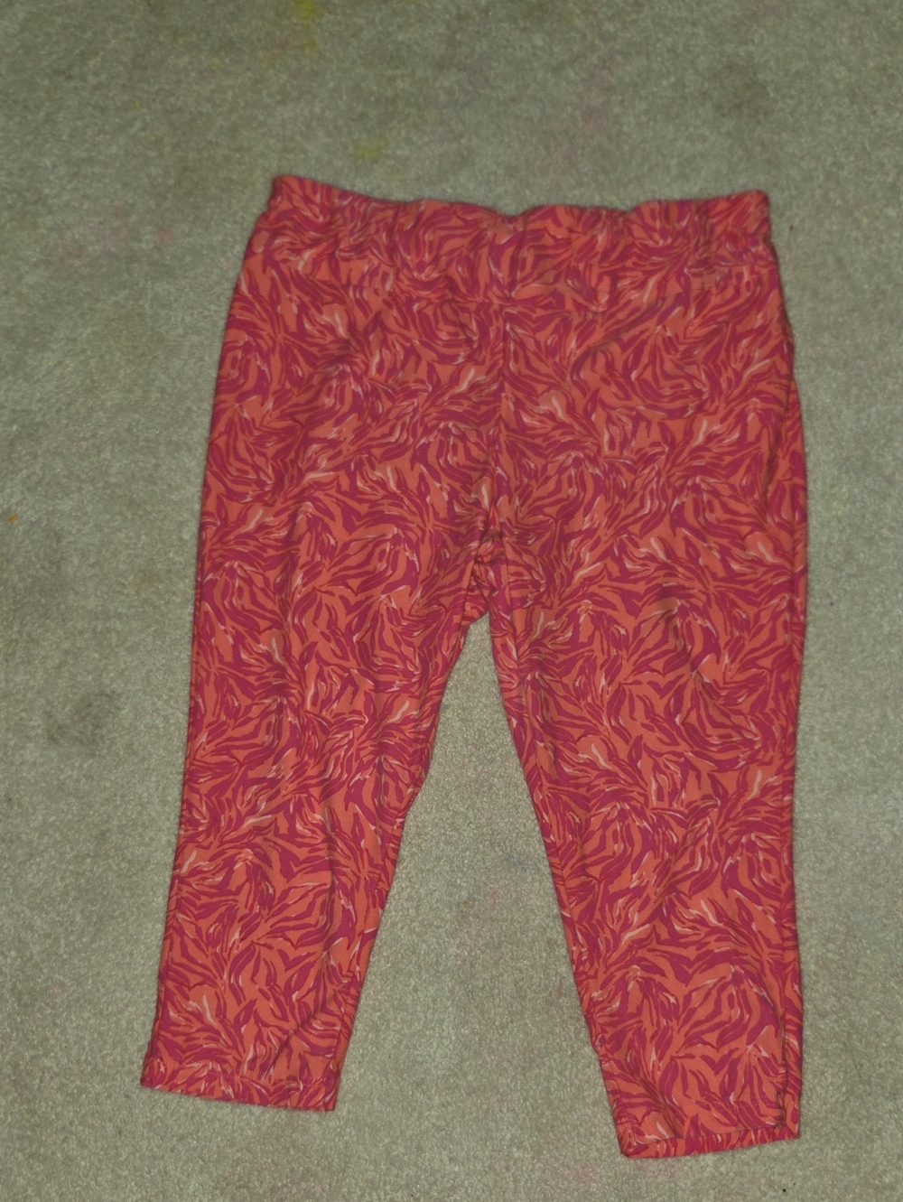 💼 Terra & Sky Red Patterned Cropped Leggings